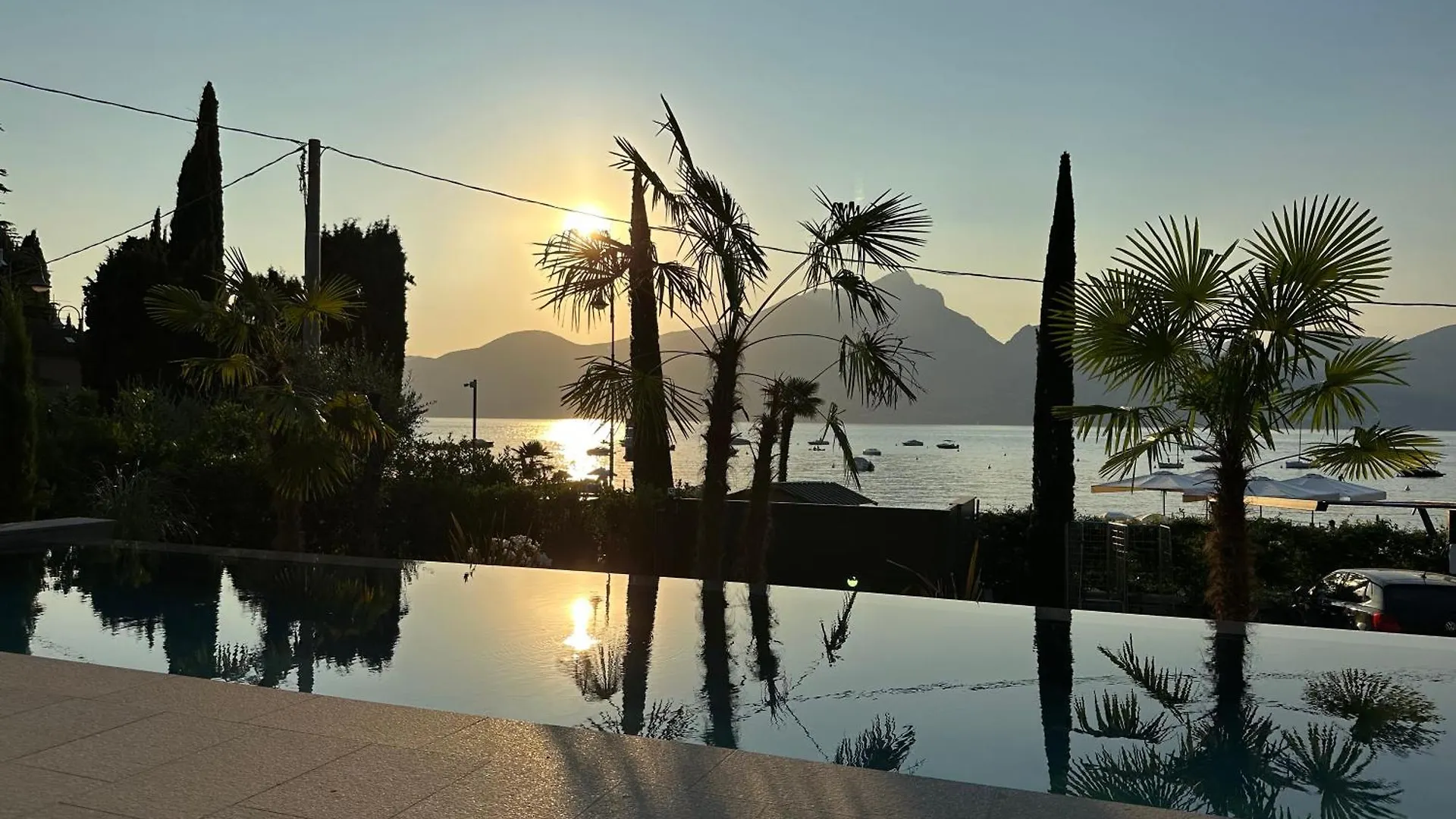 New Opening!! Luxury Apartments La Baia Torri Del Benaco Italië