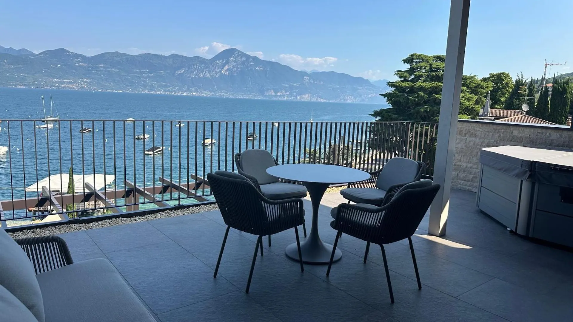 New Opening!! Luxury Apartments La Baia Torri Del Benaco 0*,