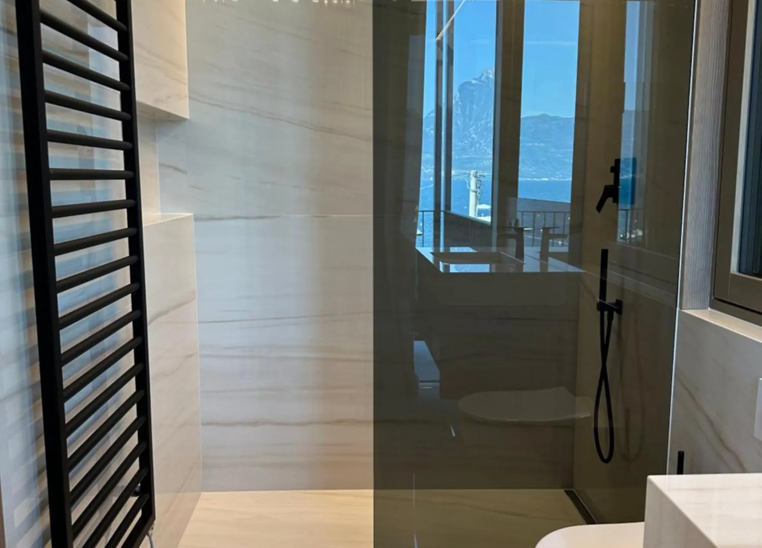 New Opening!! Luxury Apartments La Baia Torri Del Benaco